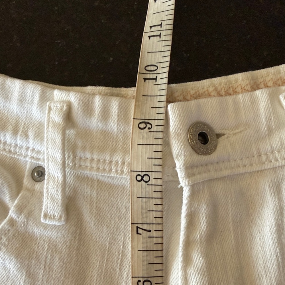 Levi's Mid Rise Boyfriend Stretch Denim Shorts Soft White Size 4 - Picture 7 of 11